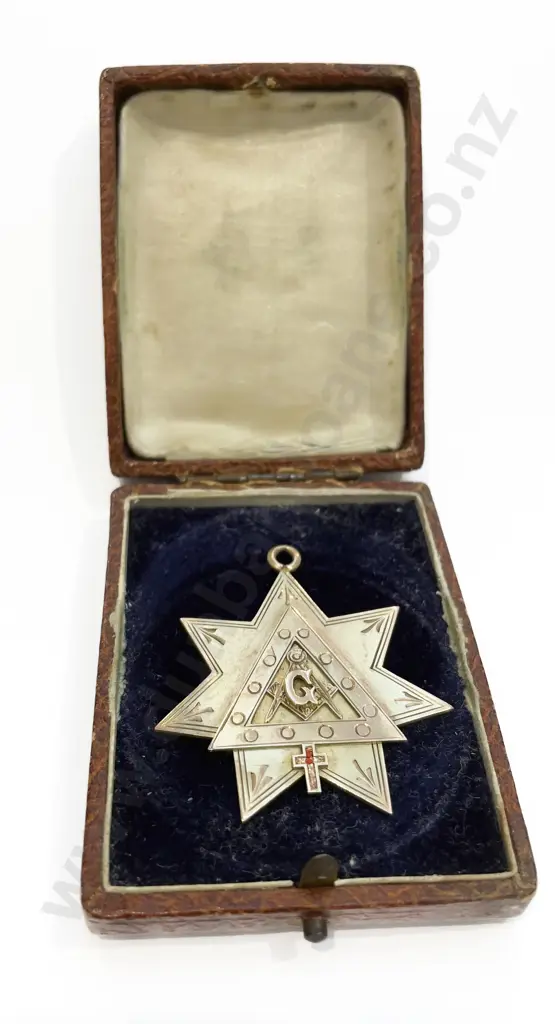 Cased 9ct Gold Masonic Medallion Image 1++