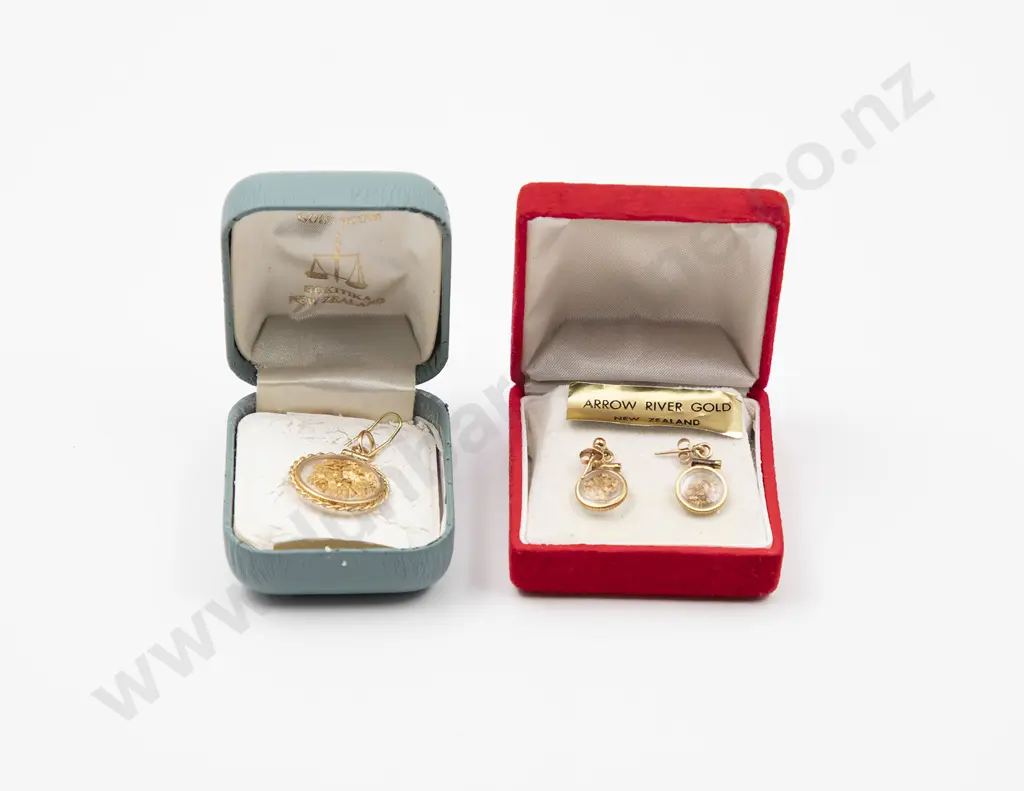NZ Gold Plated Circular Locket and Earrings Image 1++