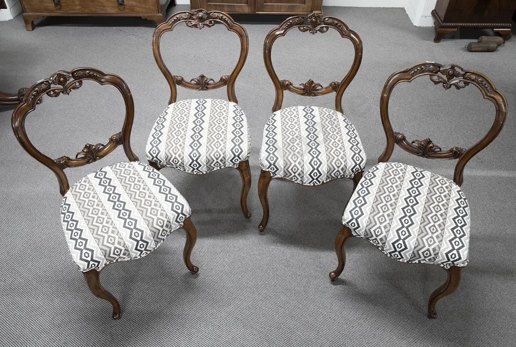 Set Of 4 Vict Walnut Balloon Back Dining Chairs Image 1++