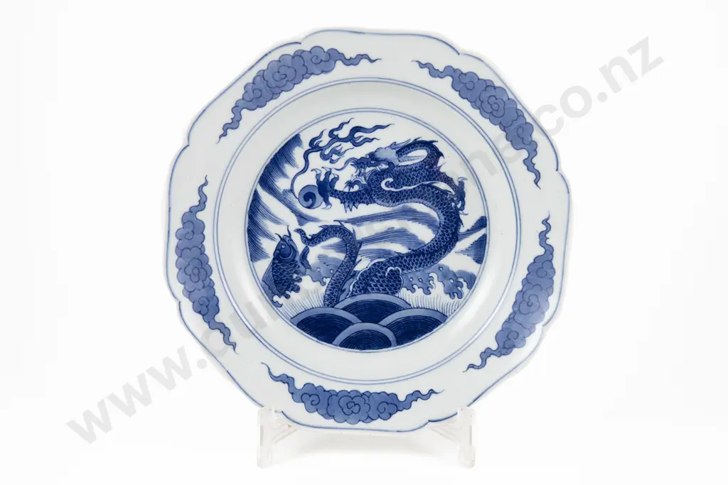 A Qing dynasty  Qianlong style Blue and White Celestial Dragon Dish Image 1++