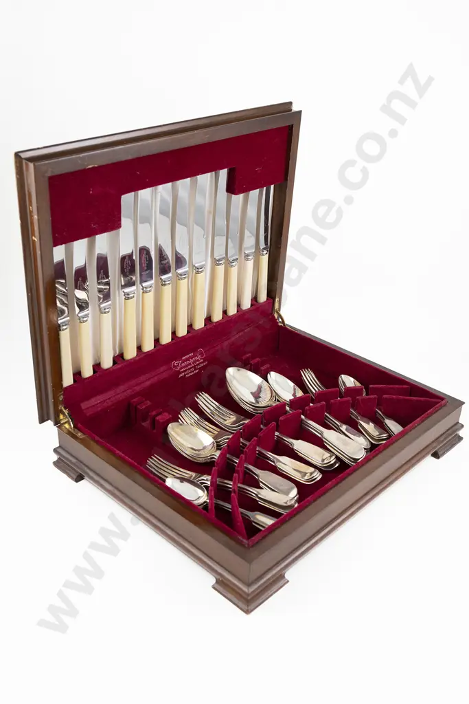 Composed Vict Canteen Of S/S Cutlery & Bone Handled Knives Image 1++