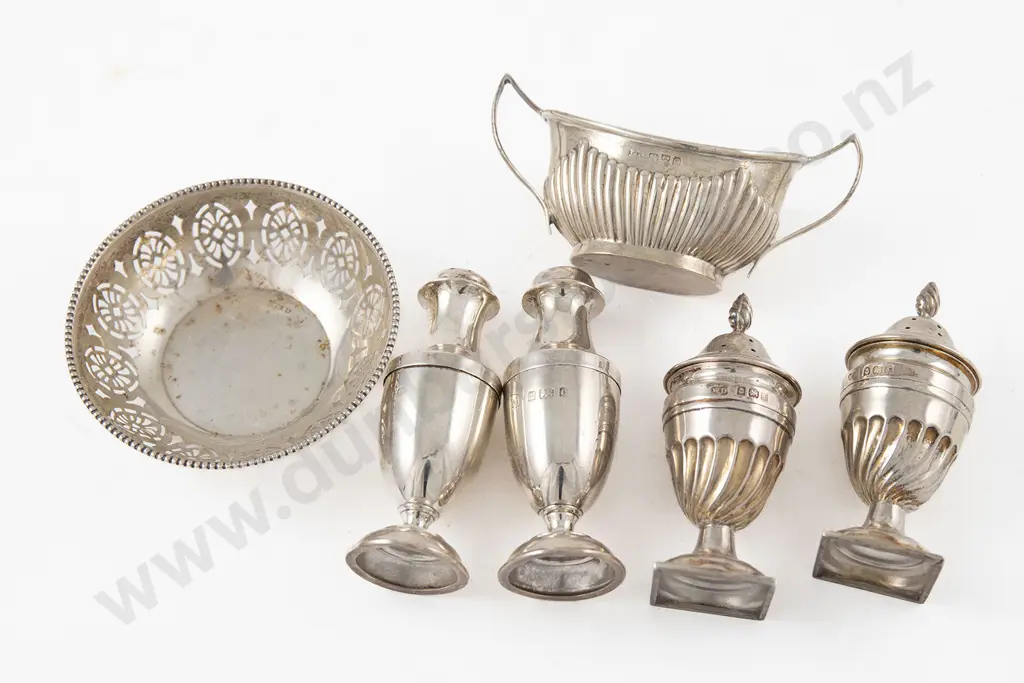 2 Pairs Of Vase Shaped S/S Pepperettes Image 1++