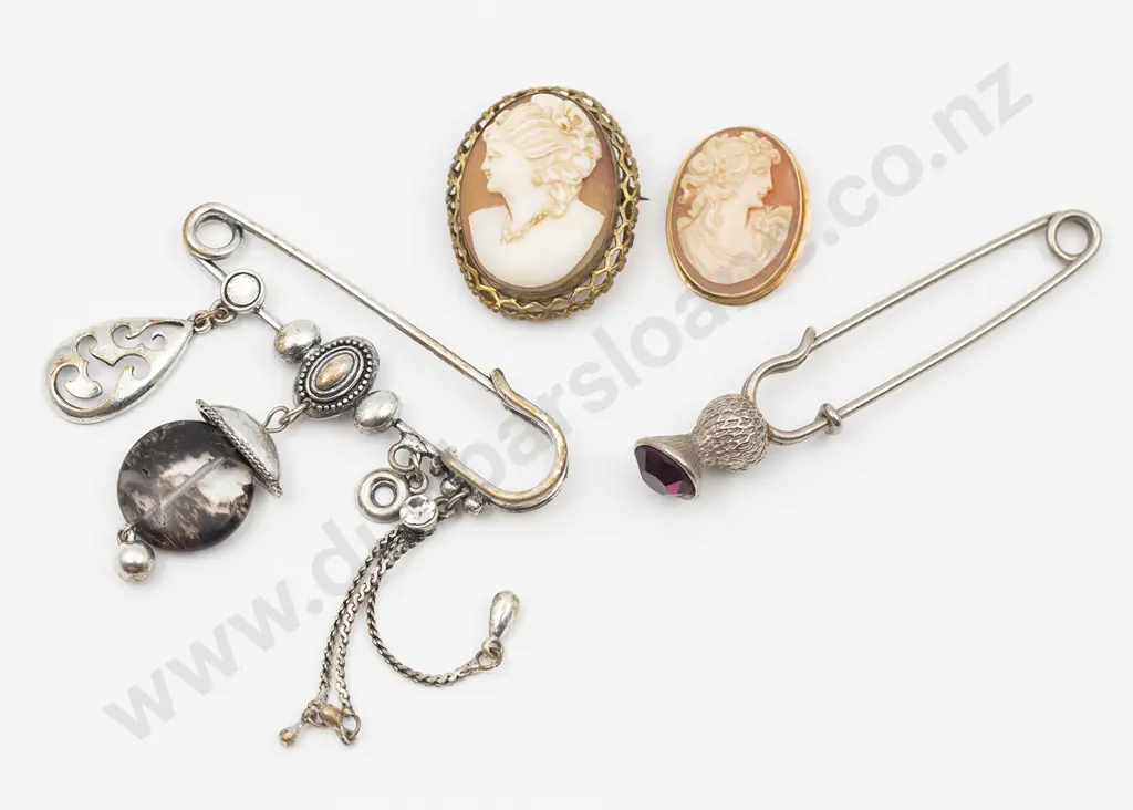 18ct Framed Portrait Cameo Brooch Image 1++