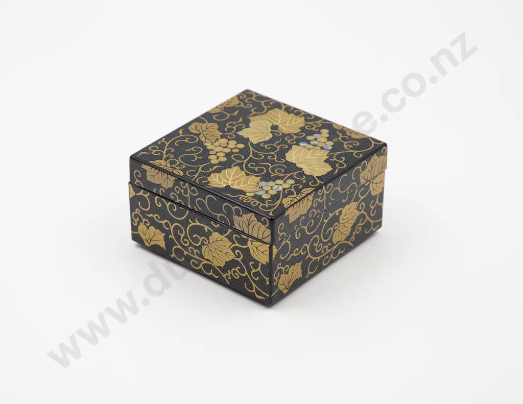 Modern Japanese FIne Lacquered Trinket Box Image 1++