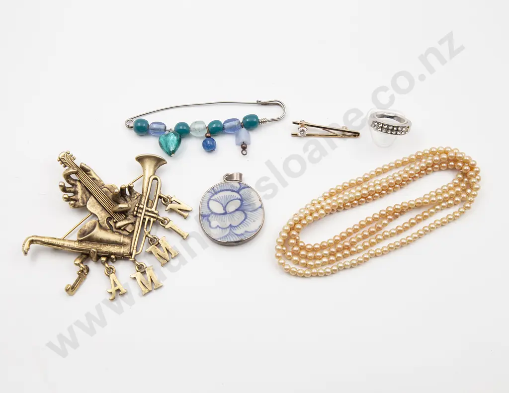 Small Selection Vintage and Modern Costume Jewellery Image 1++