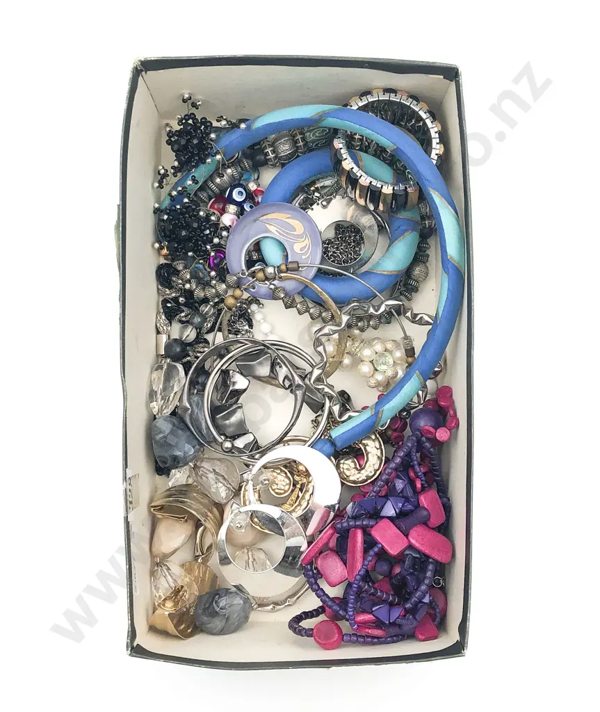 Selection Costume and Collectable Jewellery Image 1++