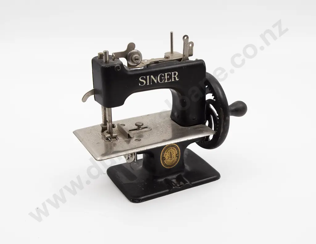 C1930's Singer Childs Sewing Machine Image 1++