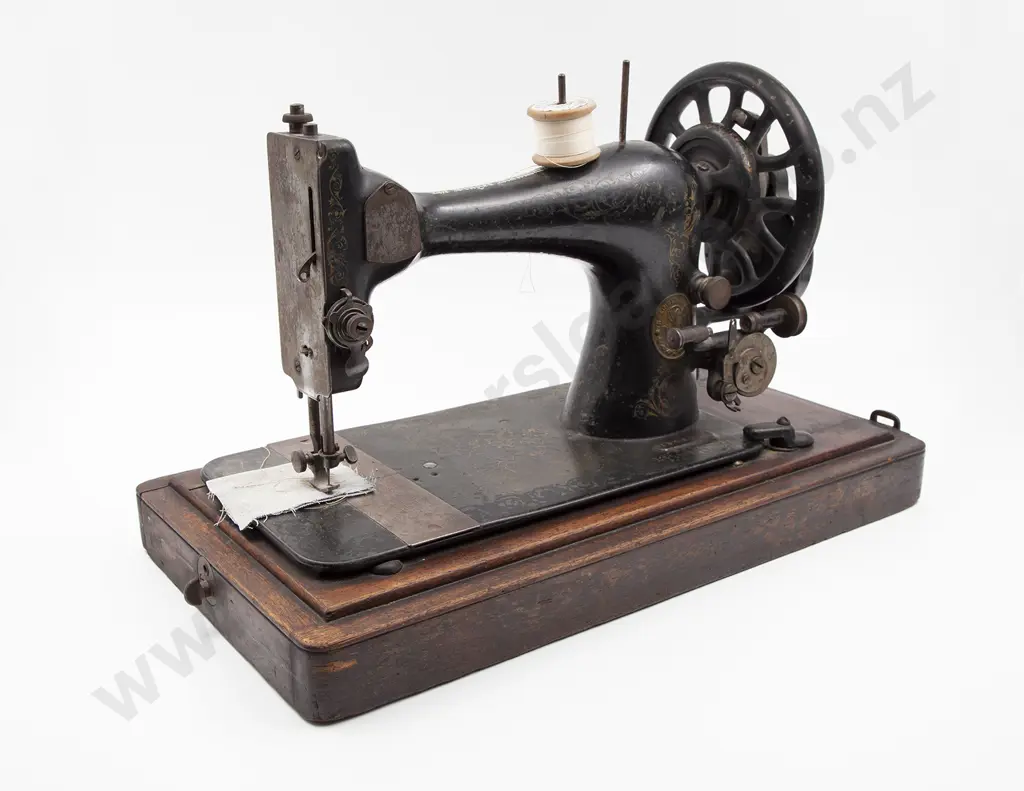 Full Size Singer Table Top Sewing Machine Image 1++