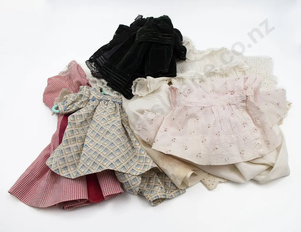 Small Collection of Vintage Dolls Clothes Image 1++
