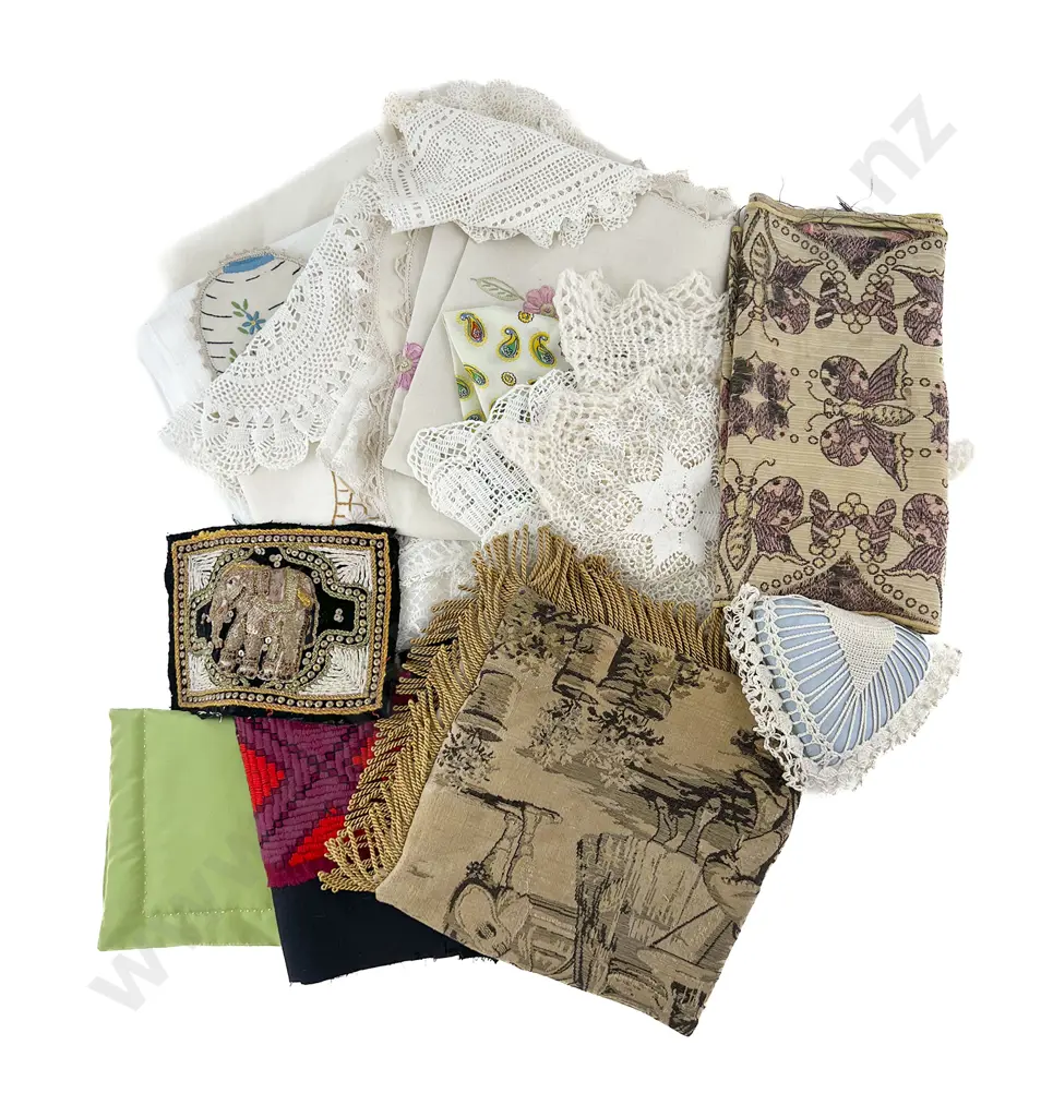 Small Selection of Assorted Linens Image 1++