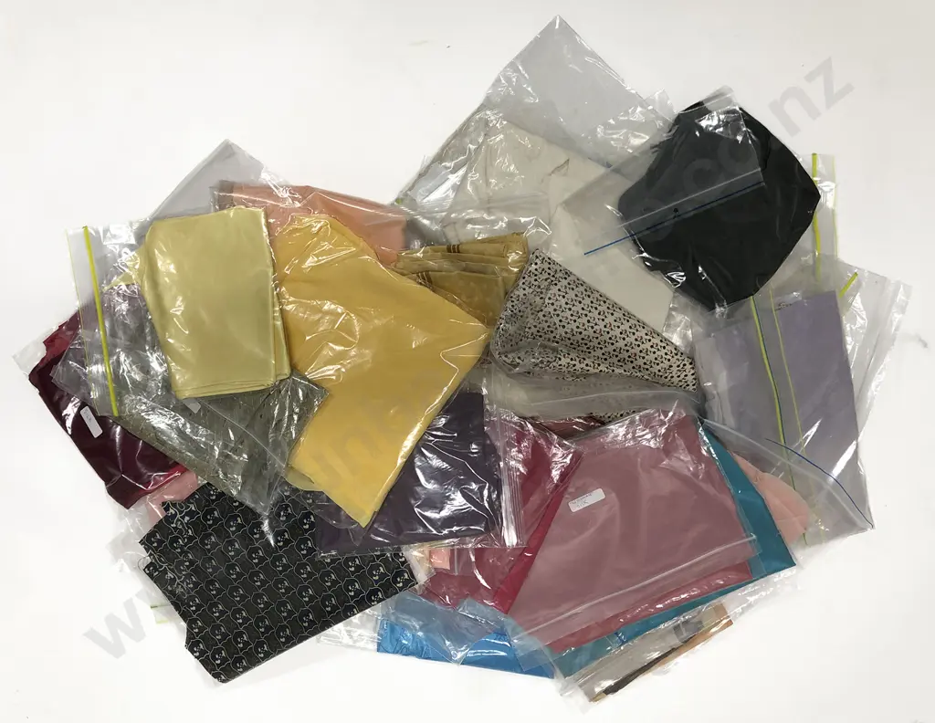 Quantity of Assorted Material Pieces Mainly Silks Image 1++