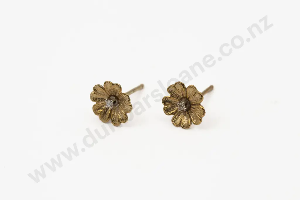 Pair 9ct Single Diamond Daisy Stud Earrings Image 1++