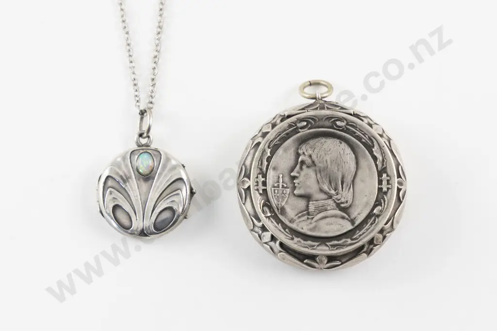Art Nouveau Silver Locket Image 1++