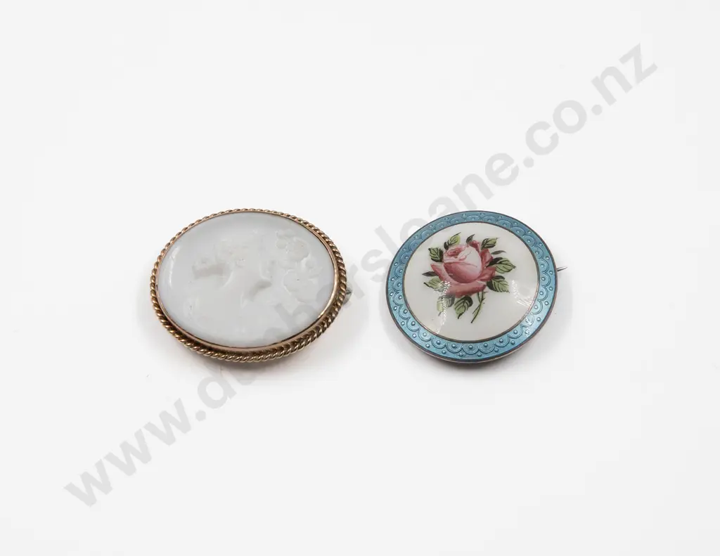 9ct Mounted Moulded White Glass Cameo Brooch Image 1++