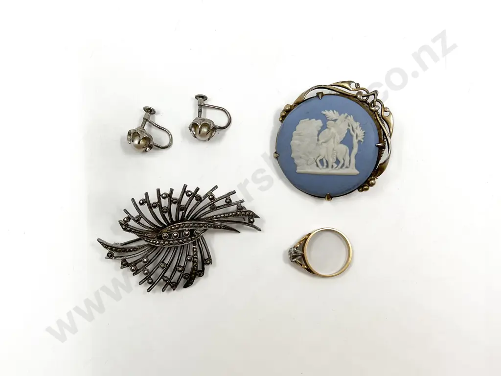 Two S/S Framed Wedgwood Jasper Brooches Image 1++