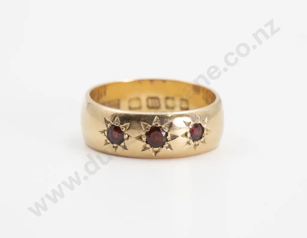 18ct Three Stone Garnet Band Ring Image 1++
