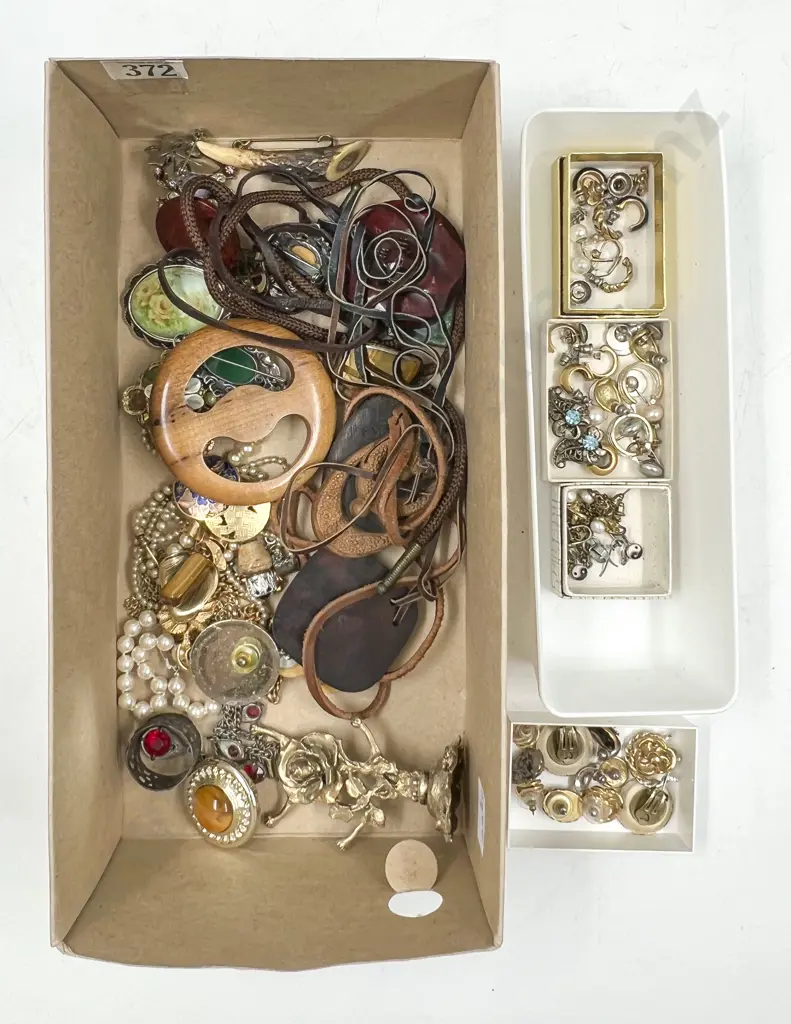 Small Collection Vintage Costume Jewellery and Earrings Image 1++