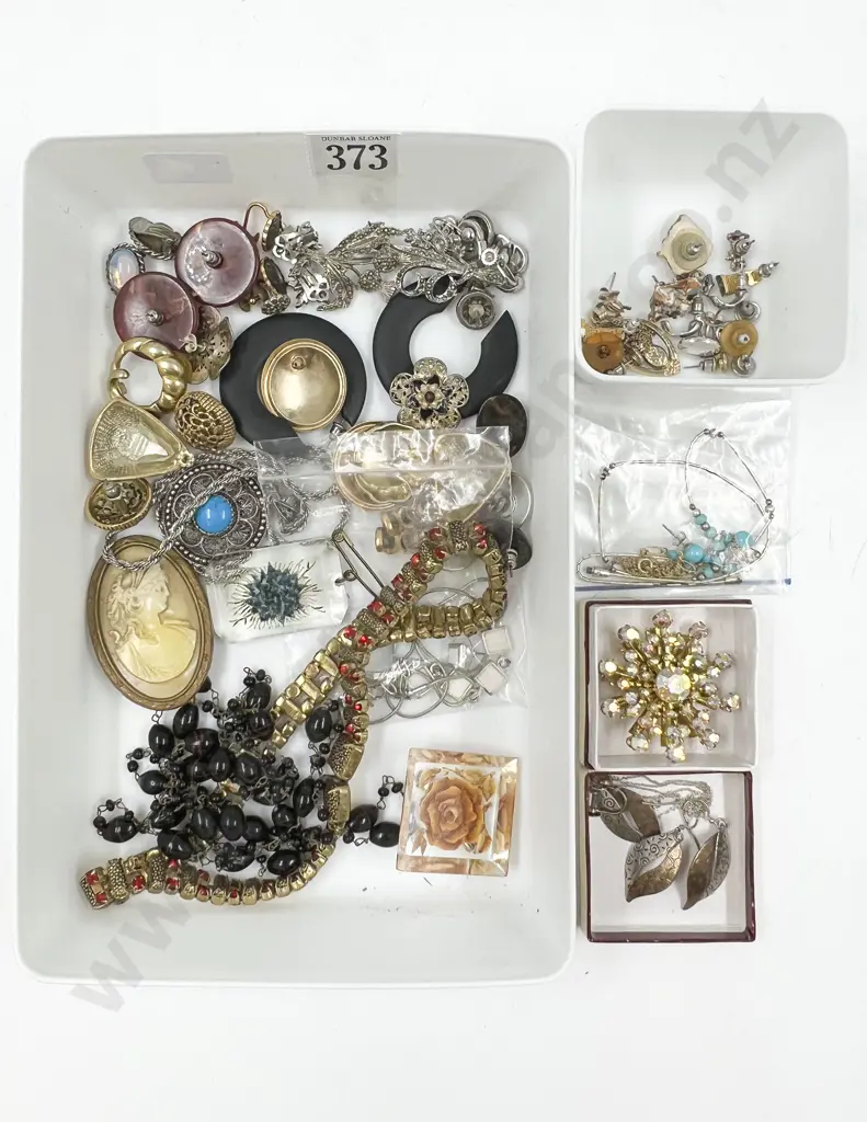 Small Collection Vintage Costume Jewellery and Earrings Image 1++