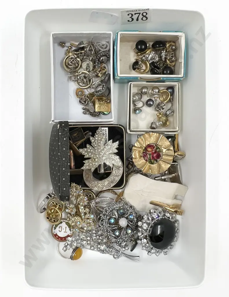 Small Collection Vintage Costume Jewellery and Earrings Image 1++