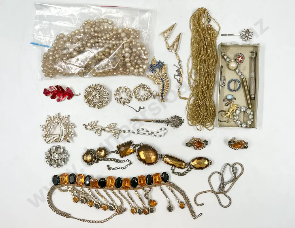 Small Collection Vintage Costume Jewellery Image 1++