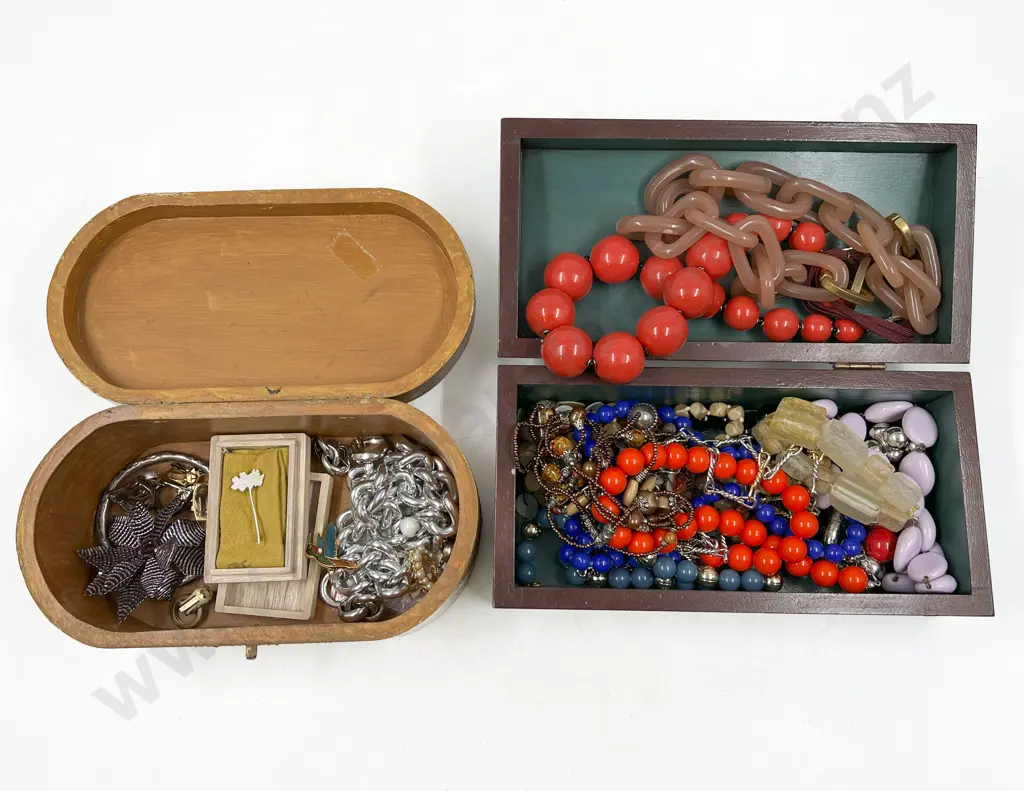 Qty Fashion Bead and Various Necklaces Image 1++