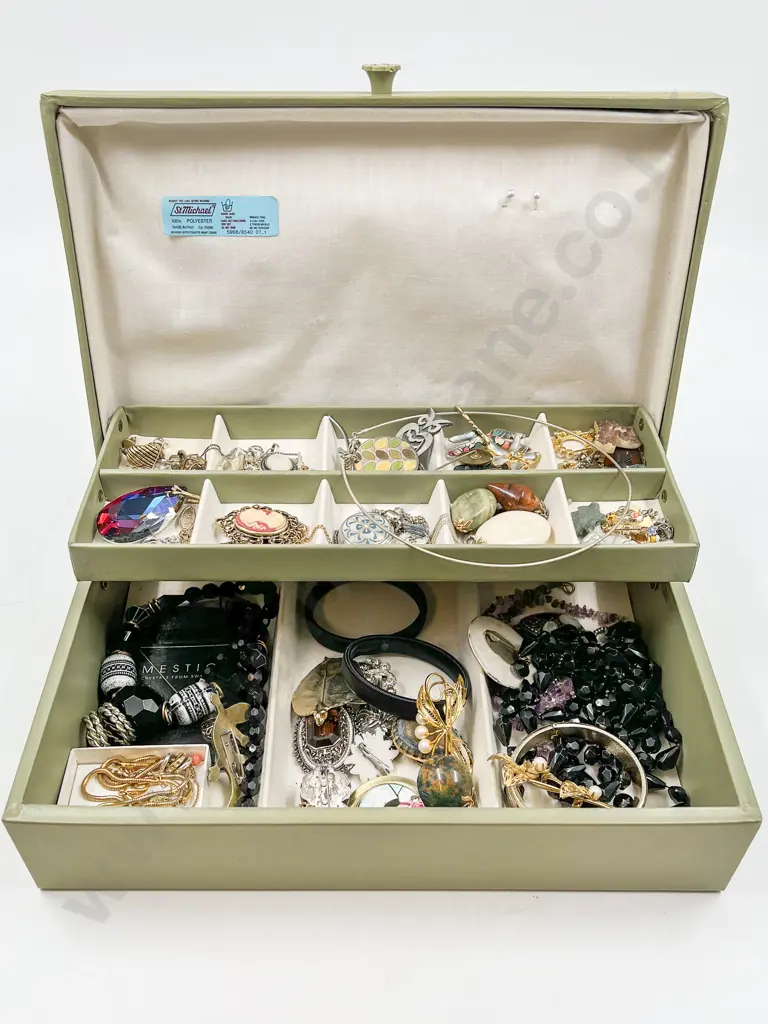 Vintage Jewel with Costume Jewellery and Earrings Image 1++