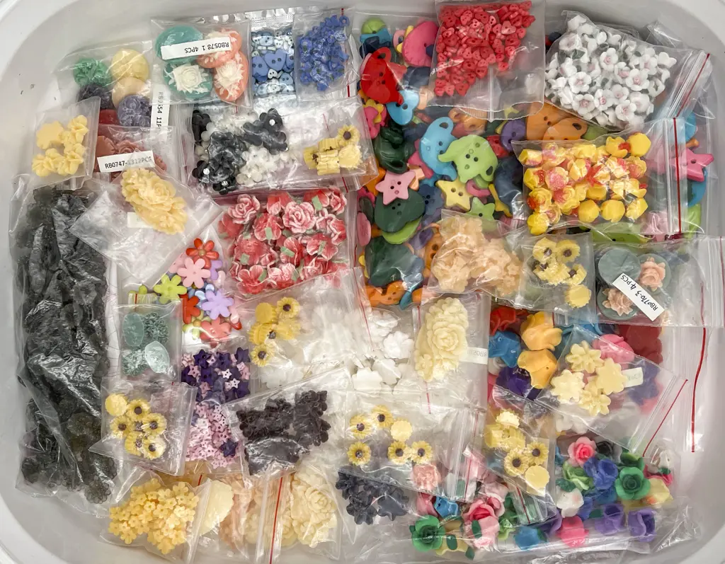 Mixed Lot Composite Flat Back Roses Others & Buttons Image 1++