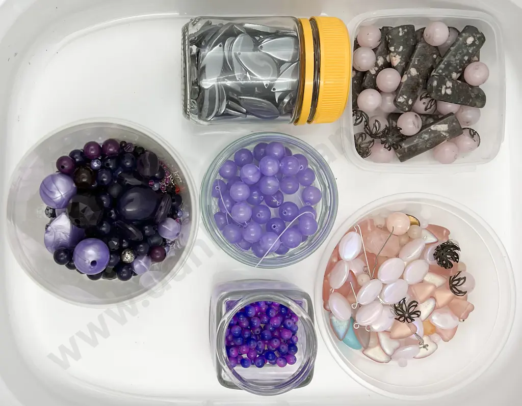 Various Hardstone & Assorted Beads Image 1++