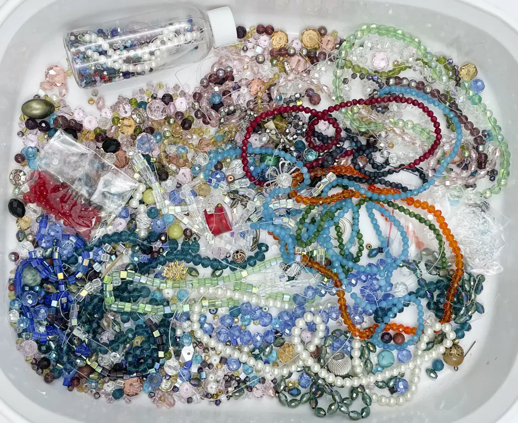 Mixed Quantity Crystal & Other Beads Image 1++