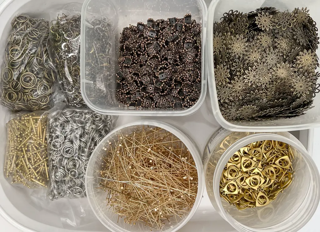 Quantity Jewellery Findings Jewellery Mounts Bead Caps & Various Image 1++