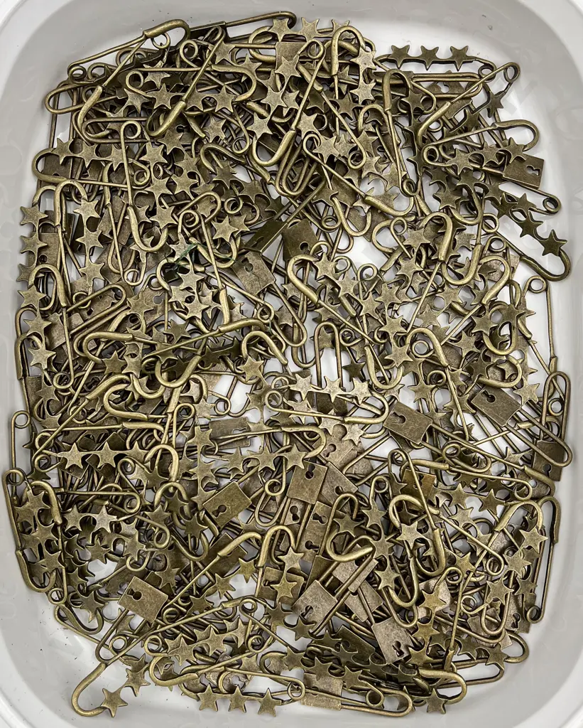Bulk Quantity Metal Safety Pins & Decorative Padlocks Image 1++