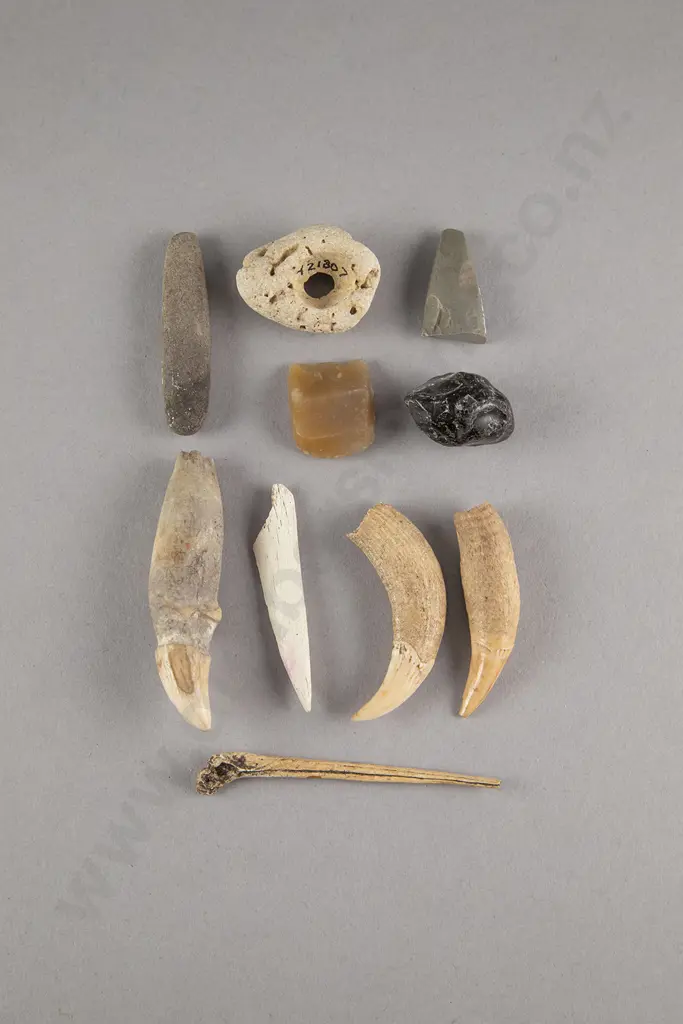 A Small Stone Mahe (Sinker) And Nine Assorted Pieces Image 1++