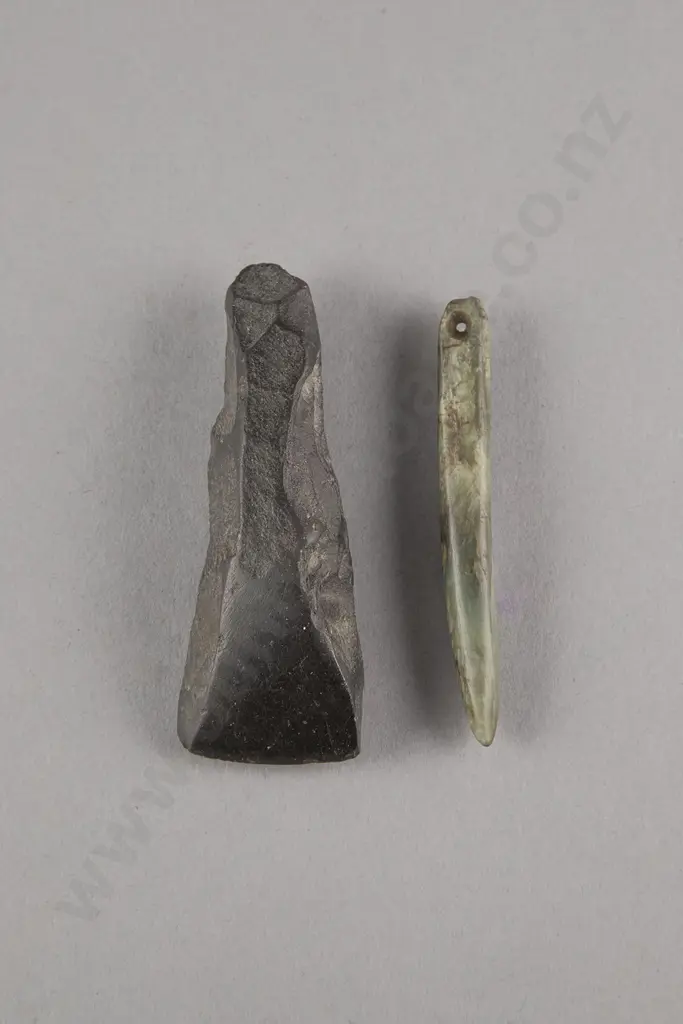 Small Kuru Pendant And Toki (Argillite) Image 1++