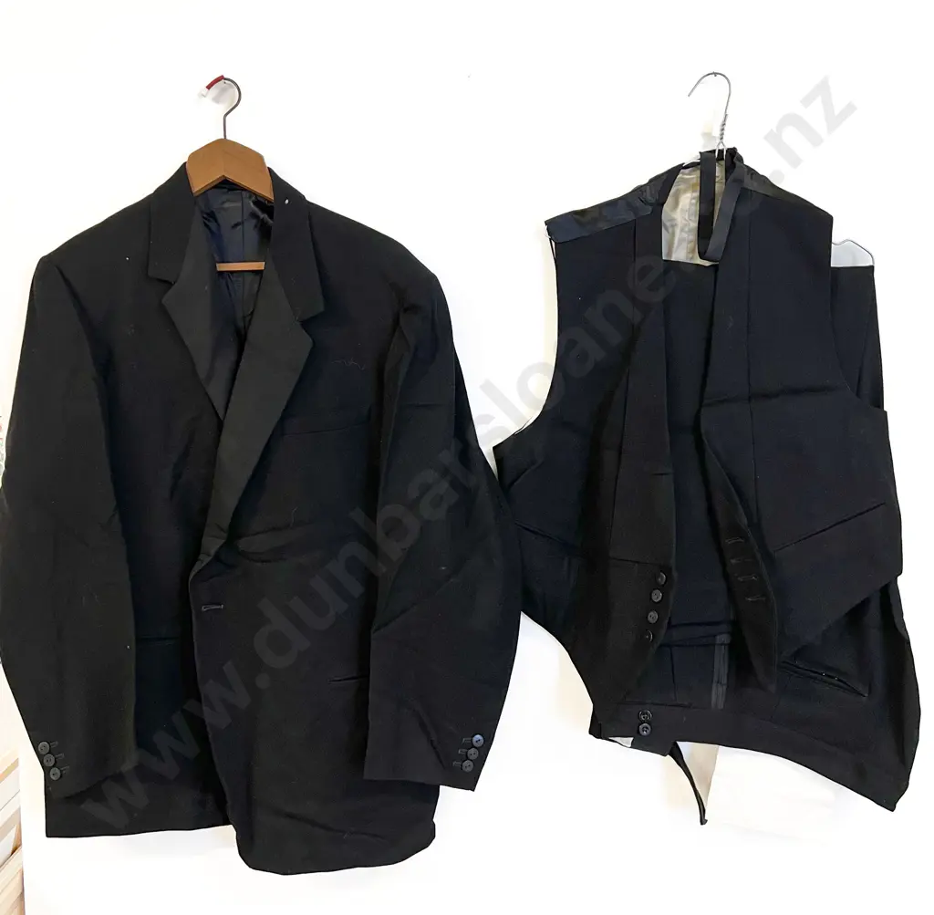 Vintage Gentlemen's Evening Suit With Frank Petrie Wellington Box Image 1++