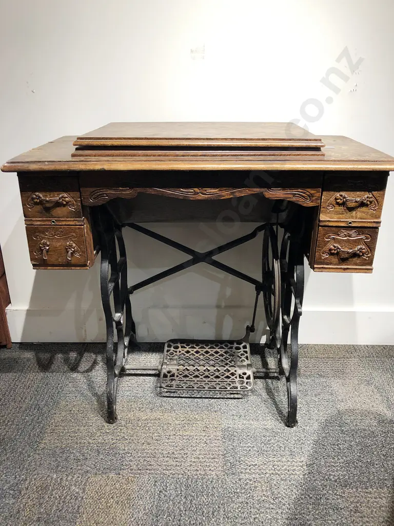 Stockdale Sewing Machine In Oak Sewing Table Image 1++