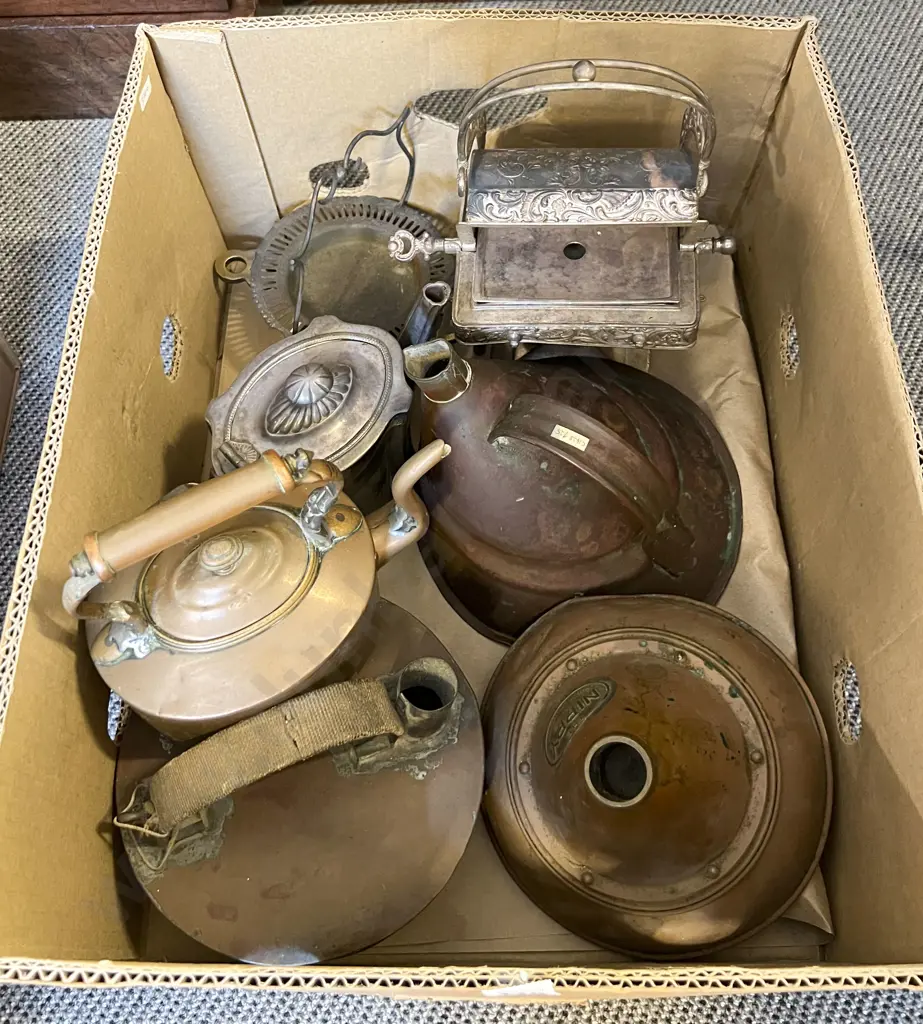 Box of Assorted Vintage Metalware Image 1++