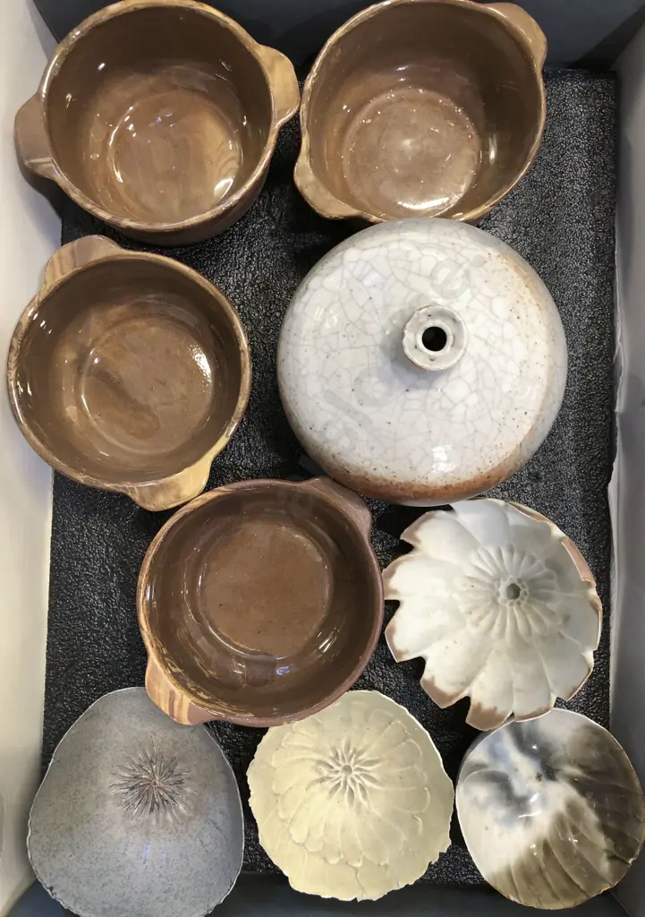 Box of Assorted NZ Pottery Image 1++