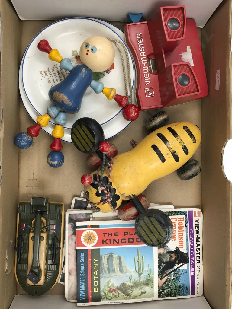 Small Box of Assorted Vintage Toys Incl. View-Master and Slides Image 1++