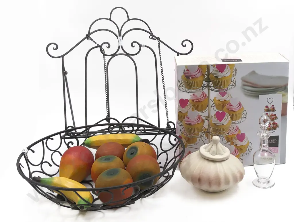 Quantity of Assorted Decorative Homewares Image 1++
