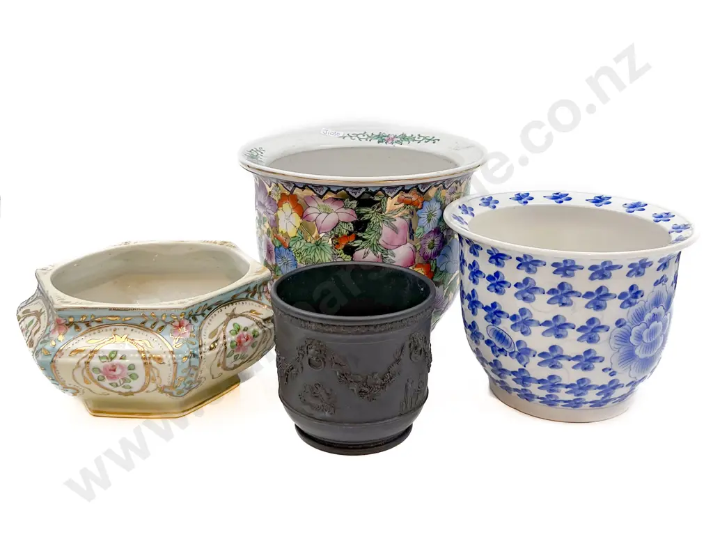 Quantity of Assorted Planters Incl. Wedgewood Image 1++