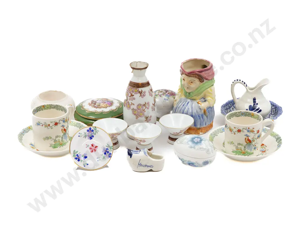 Small Box of Mixed China Odds Image 1++