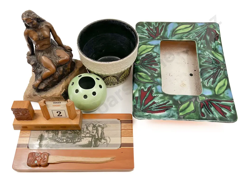 Quantity of Assorted Kiwiana Incl. Pottery and Figure Together With Desk Set Image 1++