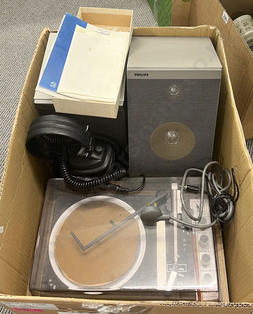 Vintage Record Play and Associated Phillips Speakers Image 1++