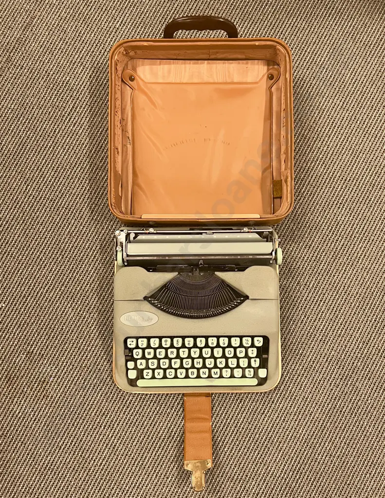 Small Cased Typewriter Image 1++