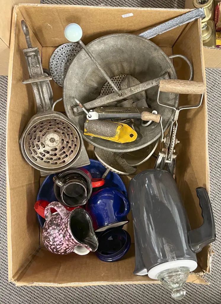 Box of Assorted Vintage Kitchenalia Image 1++