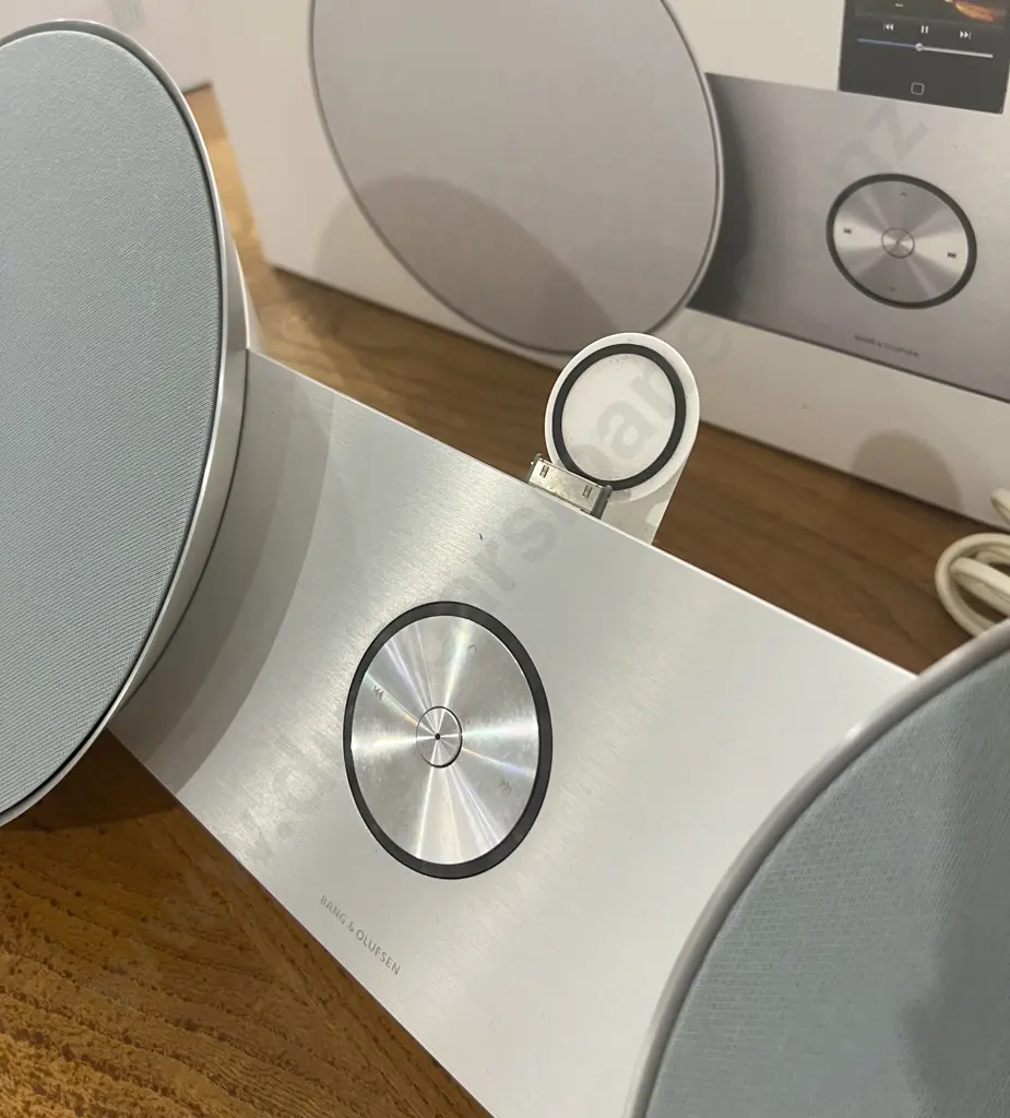 Bang & Olufsen Speaker Dock In Original Box Together With As New Speaker Covers Image 1++