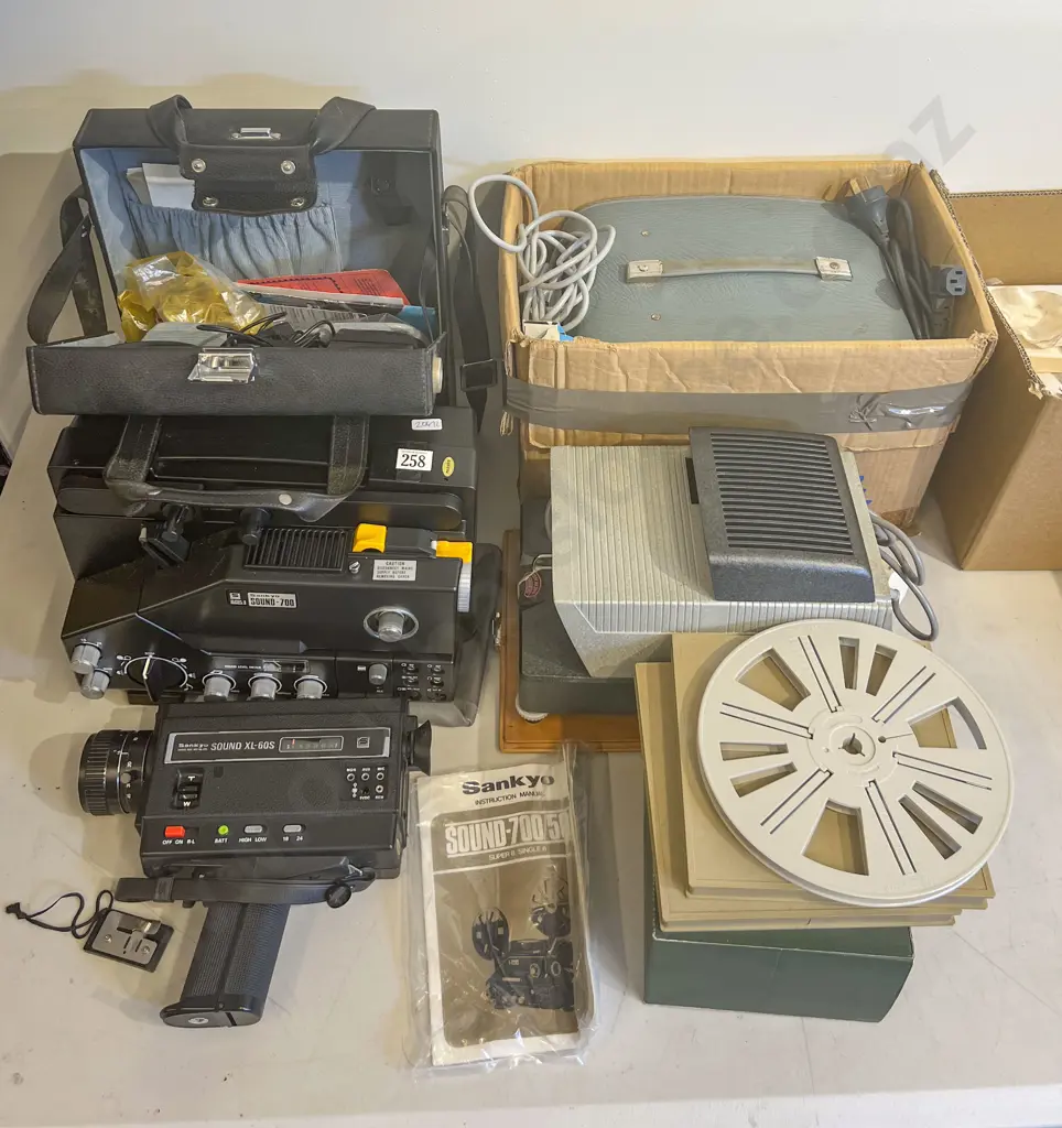 Qty Of Assorted Vintage Movie Cameras Image 1++