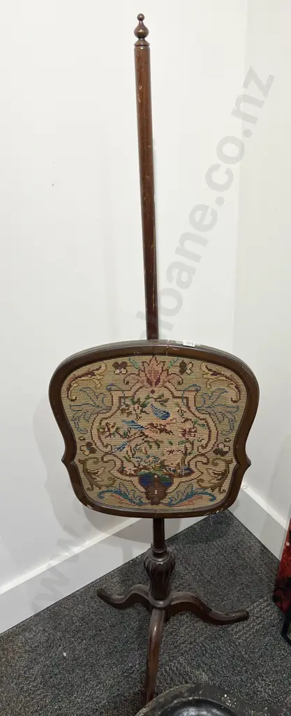Tapestry Pole Screen Image 1++