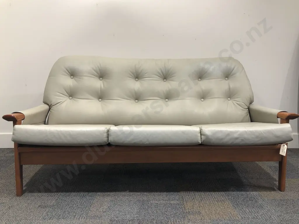 Retro Button Backed Leather Sofa Image 1++