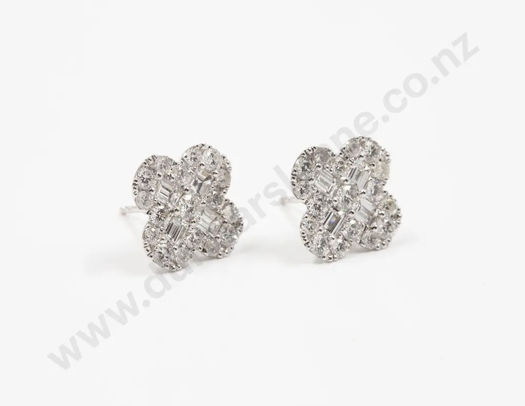 18ct White Gold Diamond Cluster Earrings Image 1++